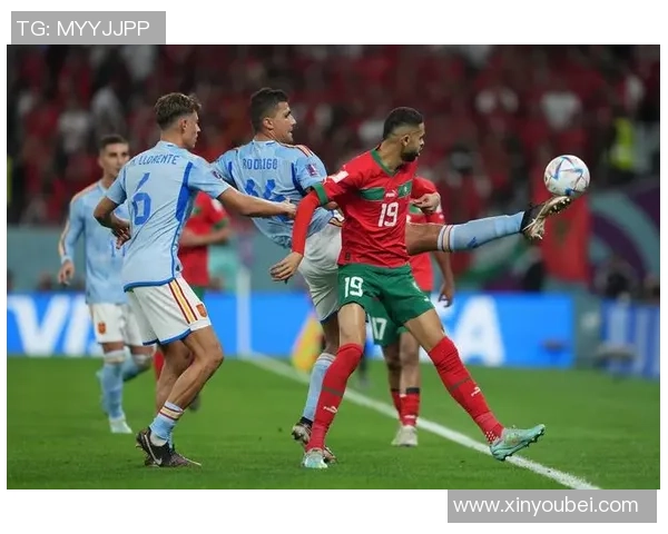 足球明星扔球衣瞬间定格展现激情与荣耀的完美结合 足球明星扔球衣瞬间定格展现激情与荣耀的完美结合